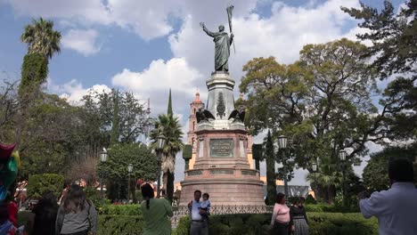 Mexiko-Dolores-Hidalgo-Plaza-Mit-Vater-Hildago-Statue