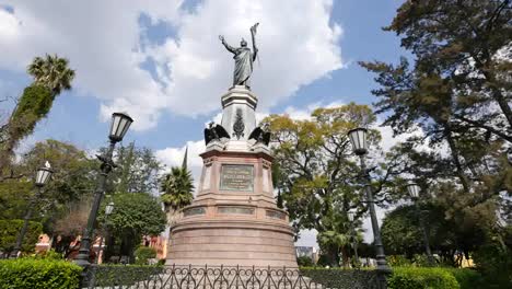 Mexico-Dolores-Hidalgo-Statue-With-Pigeons