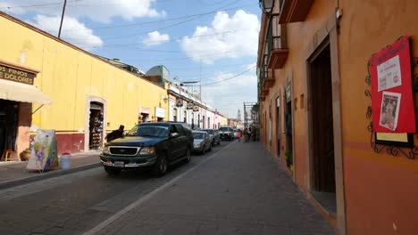 Mexiko-Dolores-Hidalgo-Street-Mit-Gelben-Gebäuden