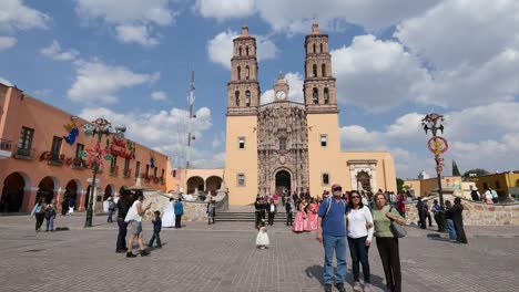 Mexiko-Dolores-Hidalgo-Touristen-Posieren-Vor-Der-Kirche