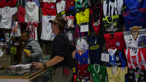 Mexico-Guanajuato-Hombre-Compra-Camisa