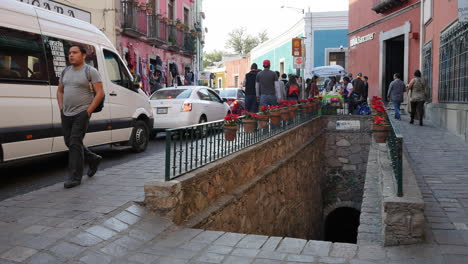 Mexiko-Guanajuato-Leute-Am-Tunneleingang