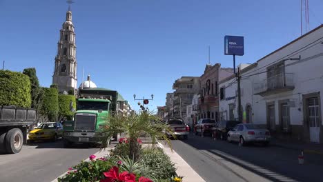 México-San-Julián-Tráfico-Con-Flores-En-El-Lapso-De-Tiempo-Meridiano