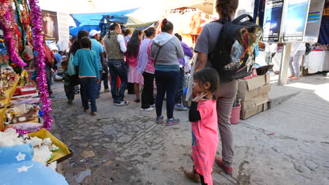 México-San-Miguel-Personas-En-El-Mercado-Con-Niños