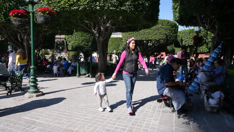 México-Plaza-San-Miguel-Con-Madre-E-Hijo