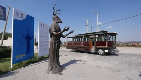 Mexiko-San-Miguel-Statue-Mit-Hirschkopf-Und-Bus