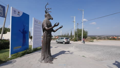 Mexiko-San-Miguel-Statue-Mit-Hirschkopf-Mit-Menschen-Und-Motorrad