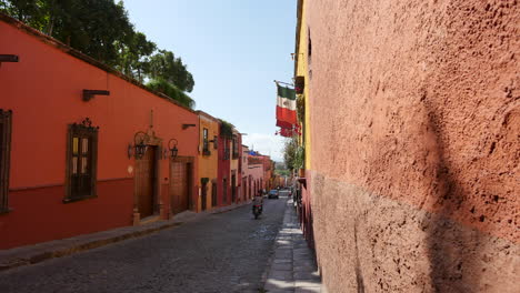 México-Calle-San-Miguel-Con-Moto
