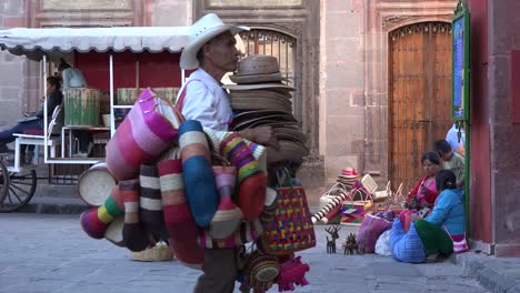 Mexiko-San-Miguel-Zoomt-Auf-Verkäufer-Und-Mann-Mit-Hüten