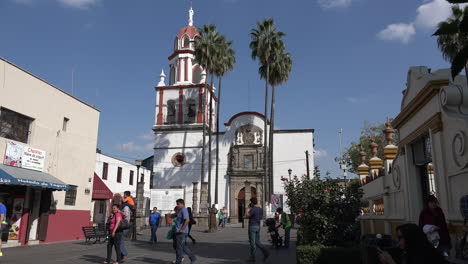 Mexiko-Tlaquepaque-Pfarrkirche-Im-Nachmittagslicht