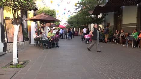 Mexico-Tlaquepaque-People-On-Walkway-Time-Lapse