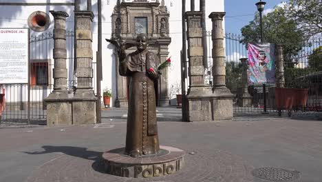 Mexiko-Tlaquepaque-Statue-Von-John-Paul-Ii.-Vor-Der-Kirche