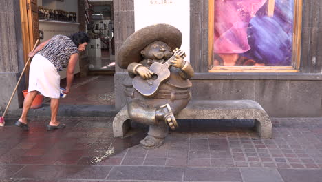 Mexiko-Tlaquepaque-Statue-Mit-Frau-Beim-Putzen