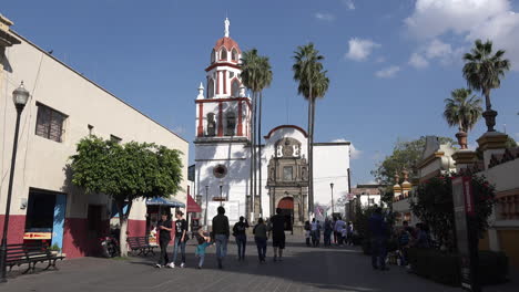 México-Tlaquepaque-Caminando-En-La-Plaza-Por-La-Iglesia-Parroquial