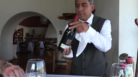 Mexiko-Kellner-Schenkt-Wein-Ein