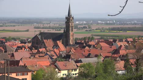 Frankreich-Elsass-Dambach-Mit-Kirche