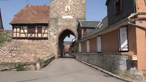 Frankreich-Elsass-Dambach-la-ville-Mit-Blick-Durch-Das-Stadttor