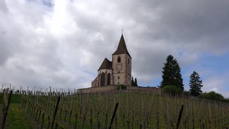 Iglesia-De-Francia-Alsacia-En-La-Colina-Con-Nubes
