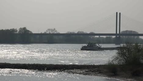 Deutschland-Rees-Brücke-Und-Lastkahn-Auf-Rhein-Hintergrundbeleuchtung