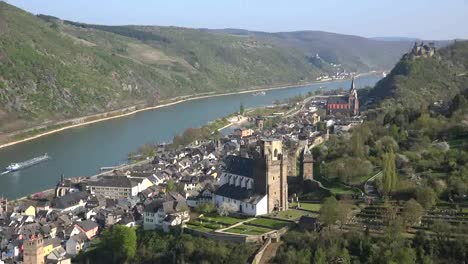 Alemania-Rin-Y-Barcaza-En-Oberwesel