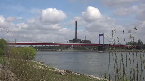 Deutschland-Rheinbrücke-Bei-Duisburg