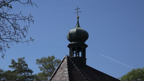 Deutschland-Landkapelle-Mit-Glockenläuten-Und-Blauer-Himmel-Mit-Ton