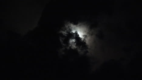 Lapso-De-Tiempo-De-Luna-Y-Nubes