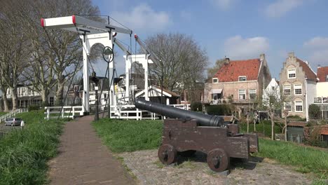 Niederländische-Schoonhoven-Kanone-Zeigt-In-Richtung-Zugbrücke