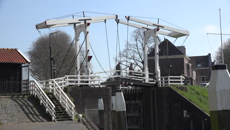 Holanda-Schoonhoven-Pareja-En-Puente-Levadizo