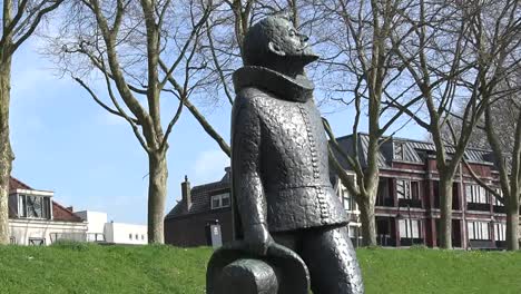 Netherlands-Schoonhoven-Statue-Of-Dutchman-Tilt--And-Zoom