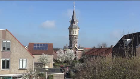 Niederländischer-Schoonhoven-Wachturm-Mit-Kleinem-Mädchenpfanne-Links