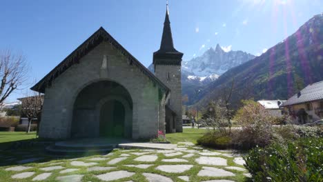 Frankreich-Chamonix-Kirche-Mit-Alpen-Und-Sonneneruption