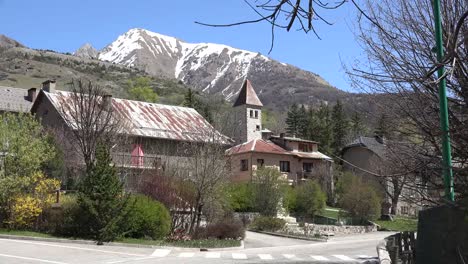 Francia-Meyronnes-Iglesia-Y-Montaña-En-Un-Pueblo