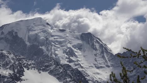 Francia-Mont-Blanc-Nubes-Moviéndose-En-La-Cima-De-La-Montaña