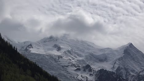 Francia-Mont-Blanc-Con-Nubes-Sobre-El-Lapso-De-Tiempo-Glaciar