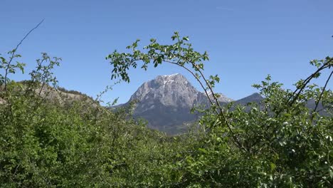 Francia-Pico-Alpino-Enmarcado-Por-Arbustos-Cerca-De-Lac-Serre-Poncon-Zoom
