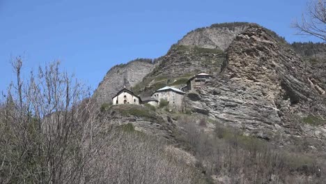 Francia-Casas-En-Lo-Alto-Del-Acantilado-En-El-Valle-De-Ubaye