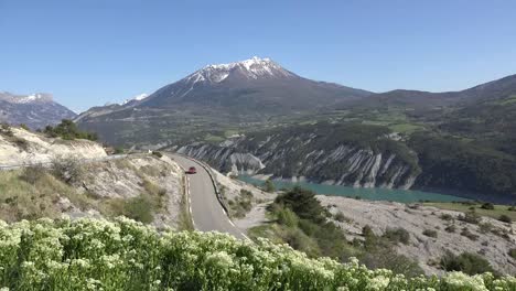 Frankreich-Rotes-Auto-Auf-Der-Straße-über-Lac-Serre-Poncon