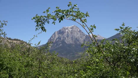 Francia-Vista-Del-Pico-Enmarcado-Por-Arbustos-Cerca-De-Lac-Serre-Poncon