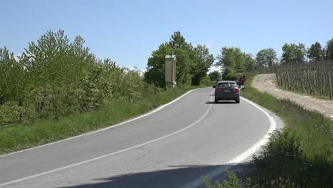 Coches-De-Italia-En-Una-Carretera-Curva