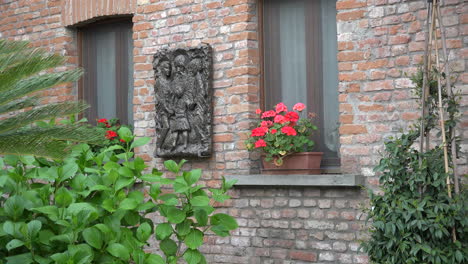 Italien-Blumen-Im-Fenster-Zoomen-Window