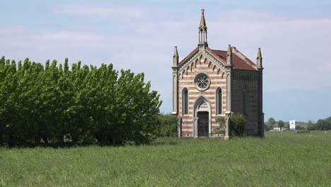 Italien-Kleine-Kapelle-An-Einem-Baumhain