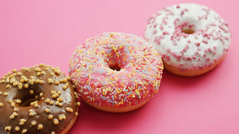 Row-of-sweet-round-doughnuts