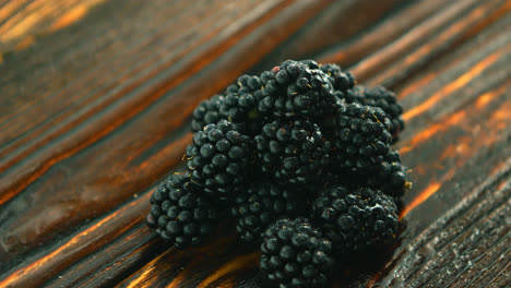 Shiny-pile-of-fresh-blackberry