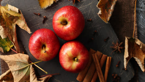 Ripe-apples-and-cinnamon-sticks