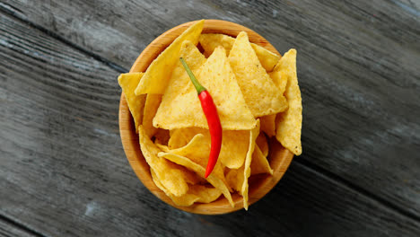 Bowl-of-corn-chips-and-chili-pepper