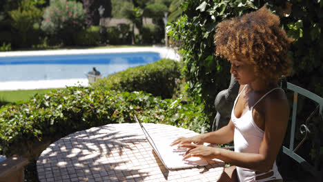 Content-model-with-laptop-in-resort