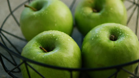 Manzanas-Verdes-En-Un-Tazón