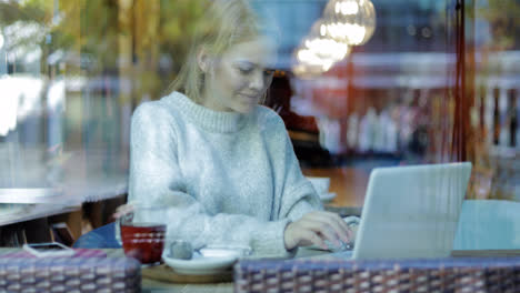 Mujer-Escribiendo-En-La-Computadora-Portátil