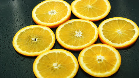 Orangenscheiben-Auf-Dunklem-Schreibtisch